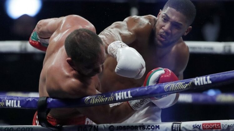 Anthony Joshua, derecha, castiga a su retador, el bùlgaron Kubrat Pulev,previo a noquearlo en el noveno asalto. Fotos fuente externa.