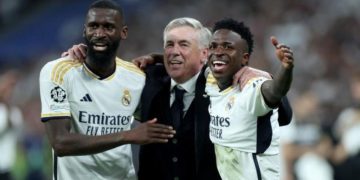 carlo ancelotti y jugadores del real madrid